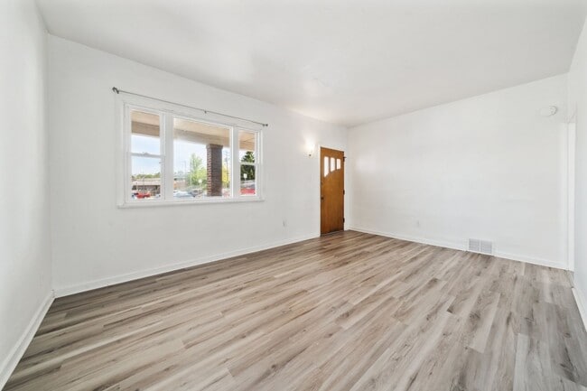 Building Photo - Stunning 3 Bedroom home in Greensburg Avai...
