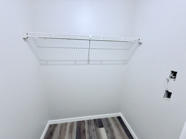 Building Photo - 2 Bedroom 1 Bathroom Lower