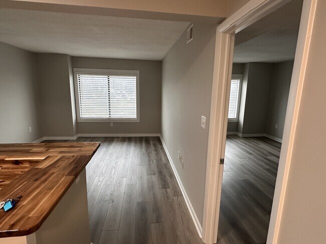 Building Photo - 1600 Park Cir