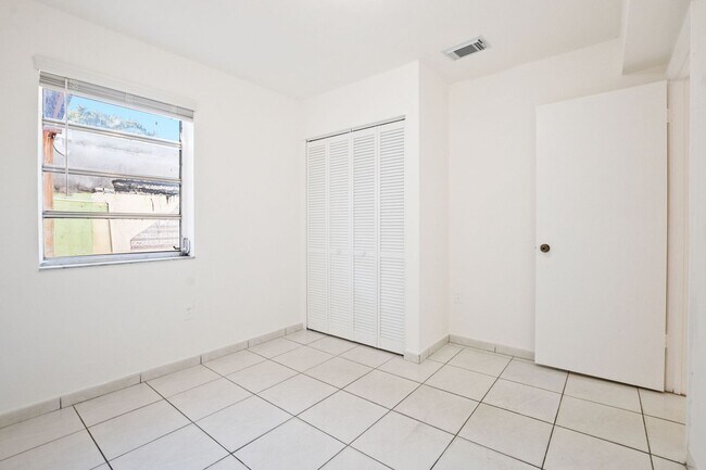 Building Photo - Comfortable 3-Bedroom Multifamily Home in Prime Miami Location