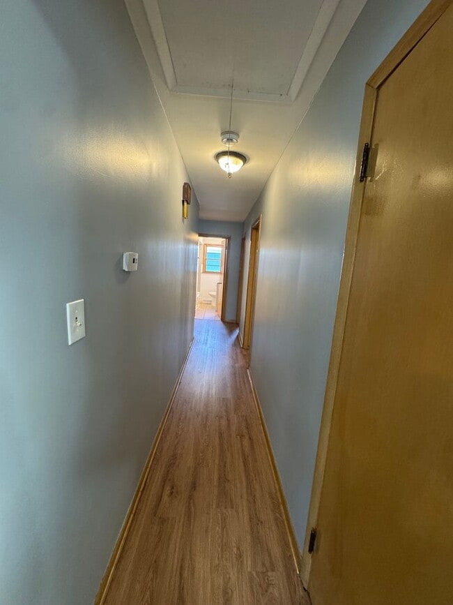 Building Photo - 3 bedroom, 2 bathrooms, 2 car garage-Ranch...