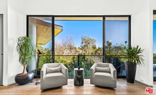 Building Photo - 727 N Beverly Glen Blvd