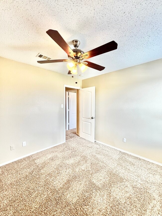 Building Photo - 319 Tioga Dr
