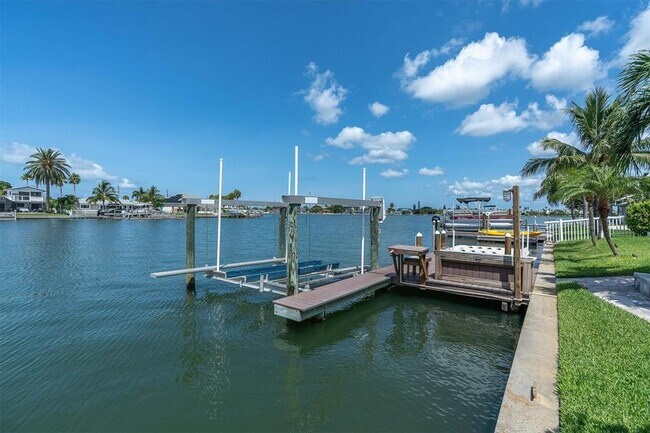 Building Photo - 6440 3rd Palm Point