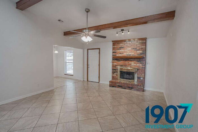 Building Photo - Beautiful 3-Bedroom Home in Yukon - Availa...