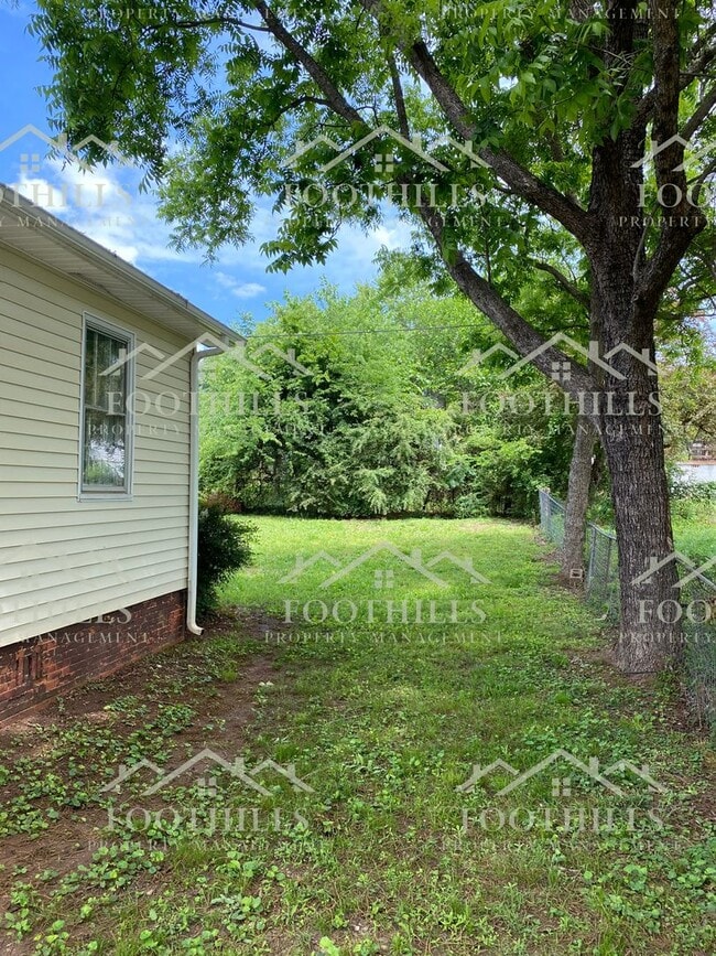 Building Photo - Charming 2 Bed, 1 Bath Home with Spacious ...
