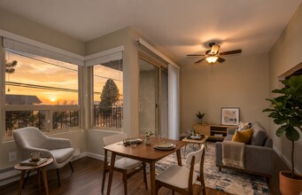 Building Photo - North Beacon Hill 1 Bedroom Apartment for Rent | Beacon Hill Light Rail Access, Balcony, Hardwood...