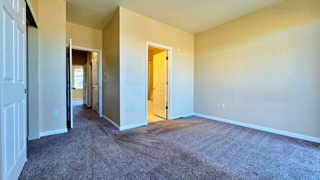 Building Photo - Spacious 2 Bed 2 Bath Townhome across from Aurora Mall and I-225, Close to Buckley SFB!