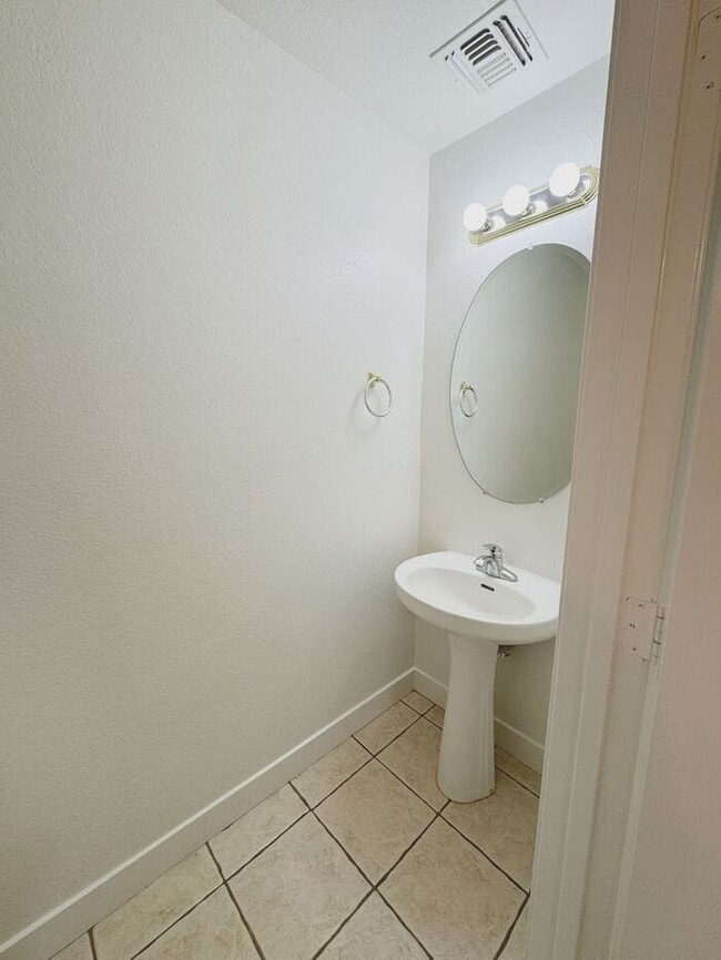 Building Photo - MOVE IN SPECIALS!! 15 DAYS RENT FREE!! Wonderful large, 4 br 2.5 ba family home in Johnson Ranch