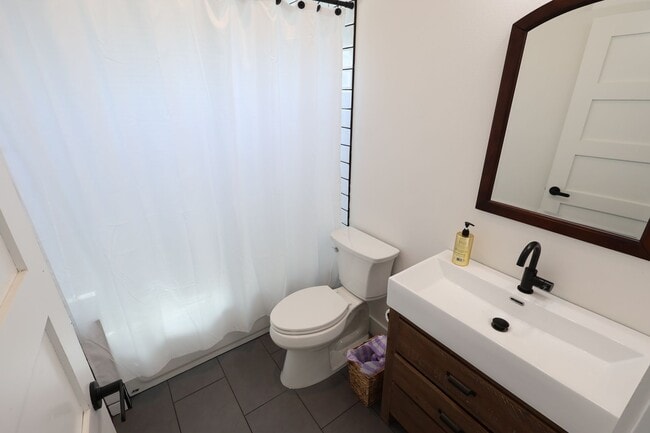 Building Photo - Newly Built Duplex!