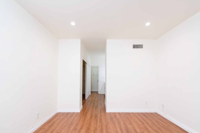 Building Photo - Gated Community 2 Bedroom 2 Bath Condo