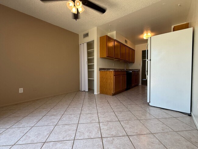 Building Photo - Tempe, Guadalupe and Rural, 2 bed 2 bath single story end unit