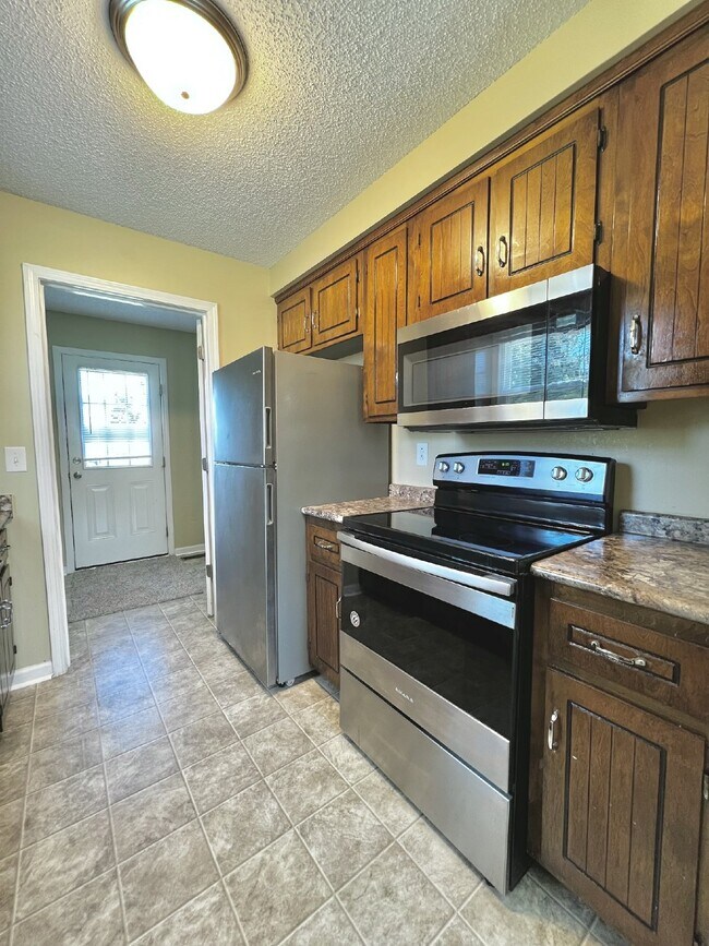 Building Photo - 562 Jacquie Dr