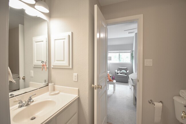 Building Photo - 7 E Shale Creek Cir