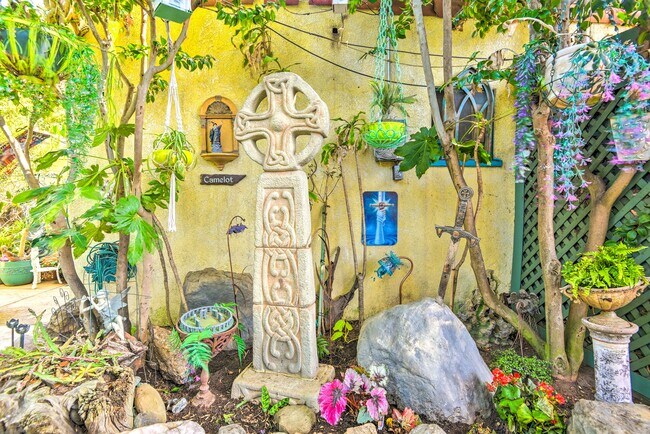 Building Photo - 2434 Cloverfield Blvd