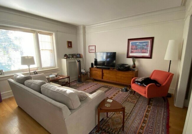 Building Photo - Timeless Queen Anne Condo with Modern Amen...
