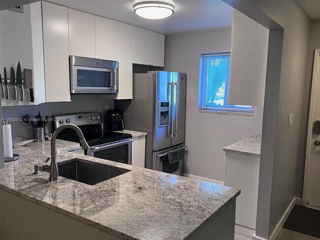 Building Photo - 2761 S Oakland Forest Dr