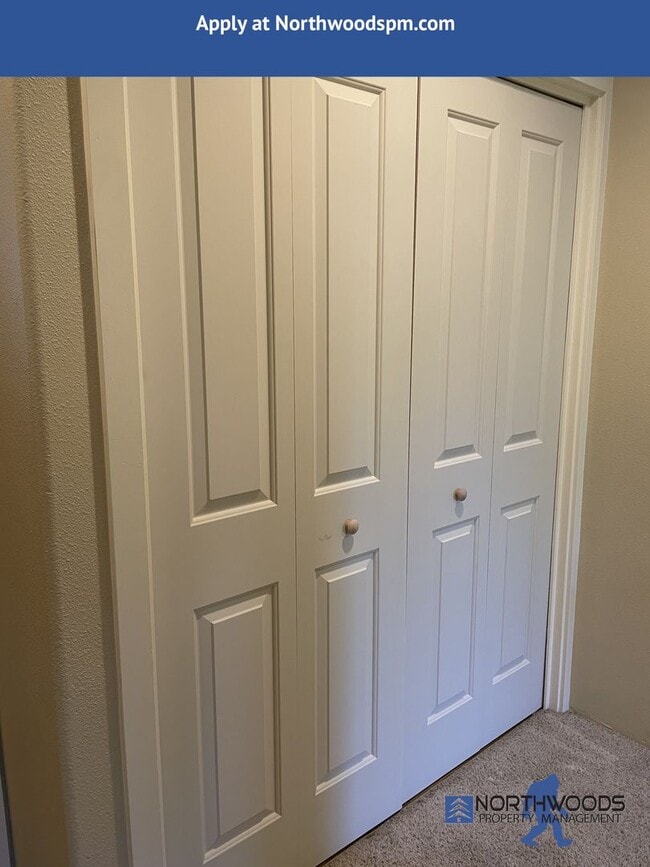 Building Photo - Beautiful 2 Bedroom 2.5 Bath Townhouse in ...