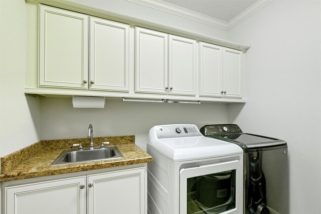 Building Photo - 1044 Memorial Village Dr