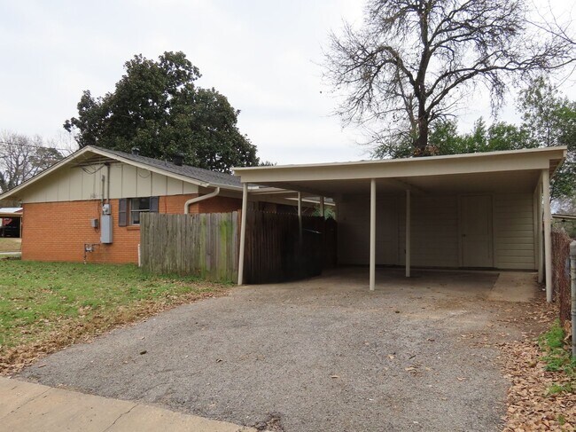 Building Photo - Spacious 3 Bedroom 2 Bathroom Home with LARGE Backyard!