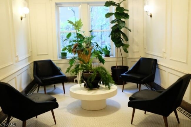 Building Photo - 11 Seymour St