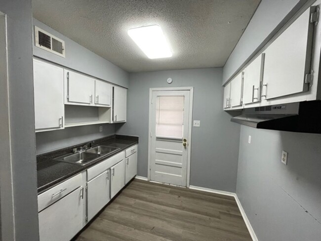 Building Photo - Awesome Duplex For Rent!!!! Close to the U...