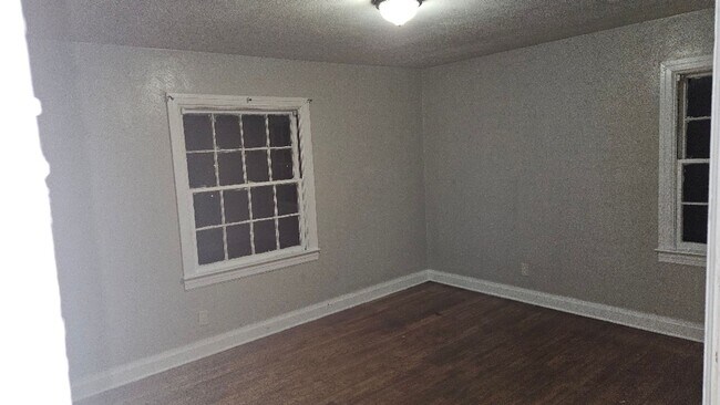 Building Photo - 3 bed 2 bath Home for rent