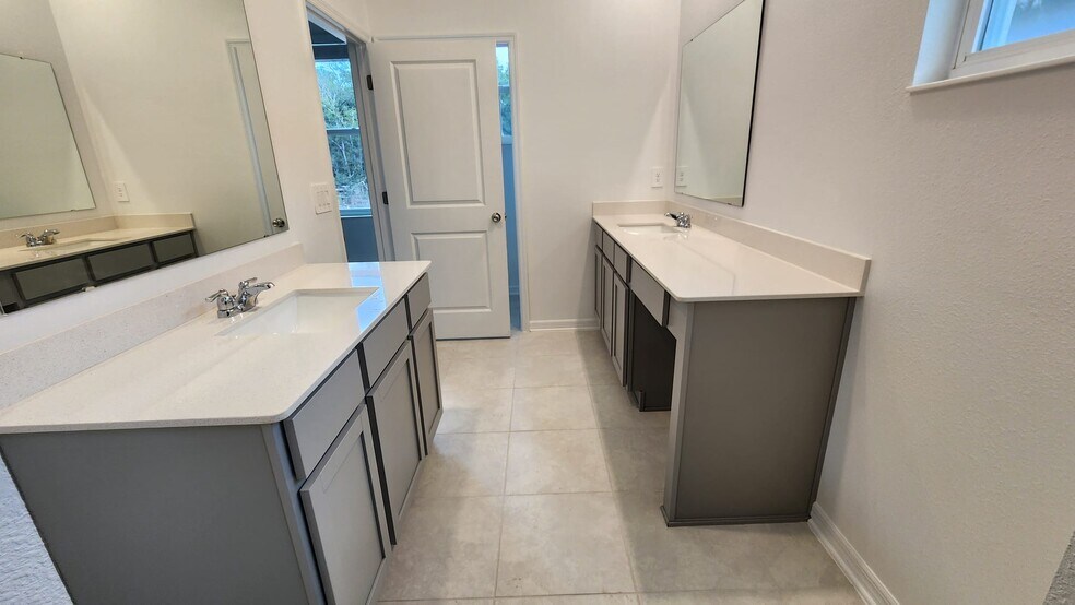 Primary Bathroom w/Double sinks - 1427 Brentwood Dr
