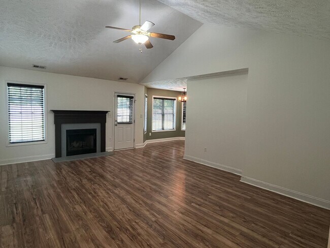 Building Photo - Beautifully Updated 3 Bed Plus Bonus Raefo...