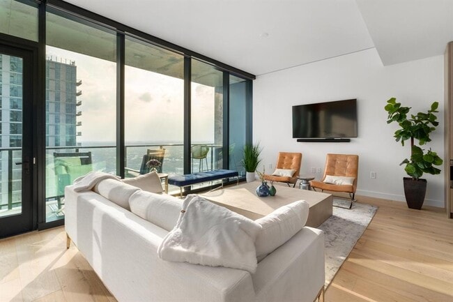 Building Photo - 610 Davis St