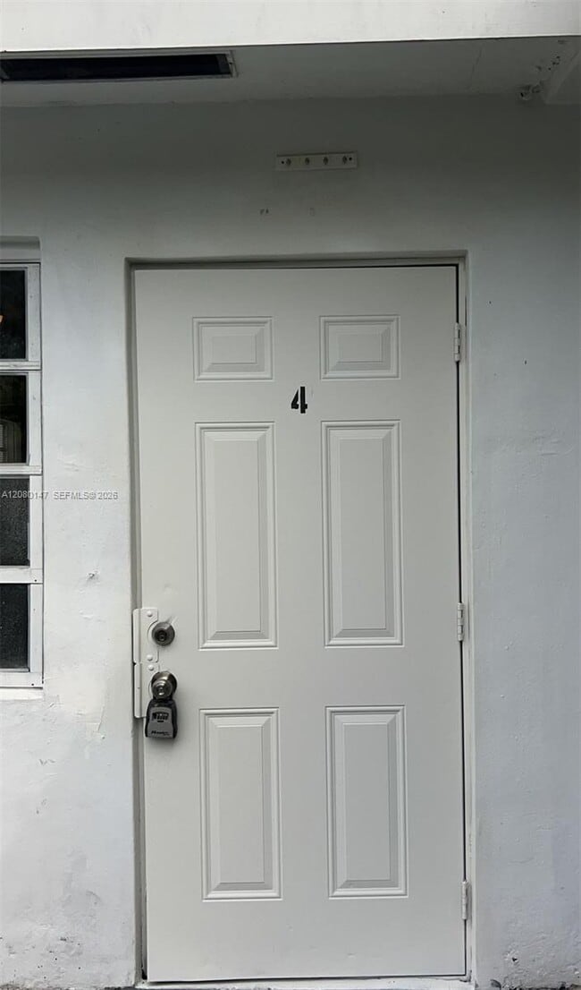 Building Photo - 526 SW 64th Ave