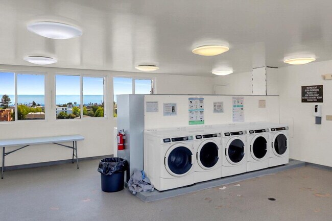 Building Photo - Super Spacious 1 Bedroom- Views of the Cit...