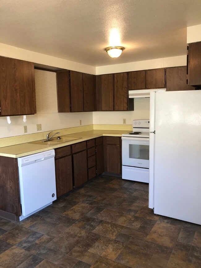 Building Photo - Water & Sewer Paid- 3 Bedroom 1 Bath Duplex