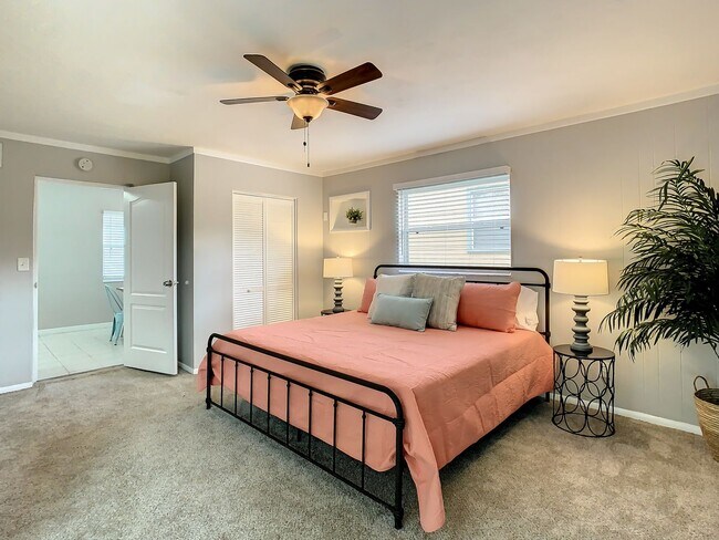 Building Photo - Available Today! Centrally Located St Pete House Furnished for Rent!