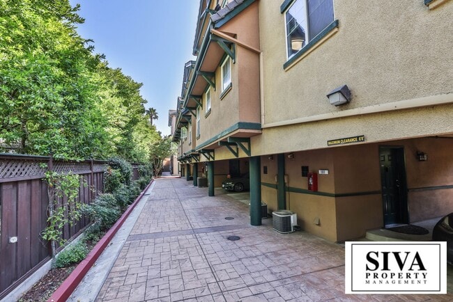 Building Photo - 808 Lenzen Ave