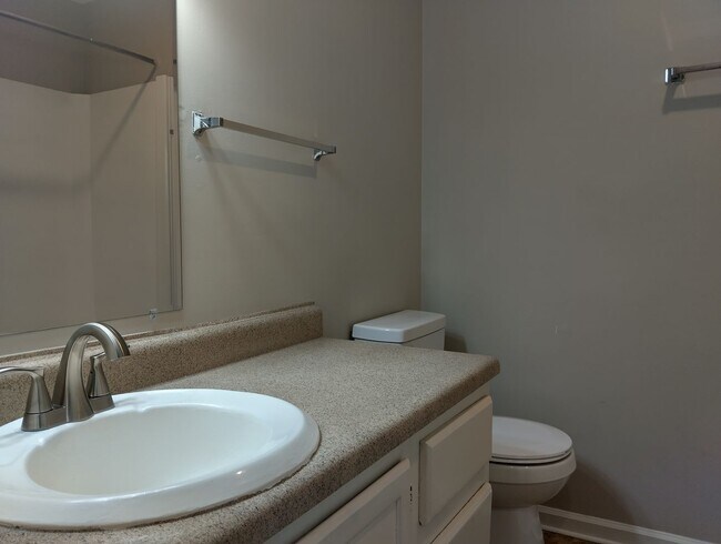 Building Photo - Newly Renovated 2bd/1ba apartment