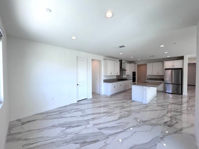 Building Photo - Spacious 5BD/3BA Home with Loft, Solar & B...