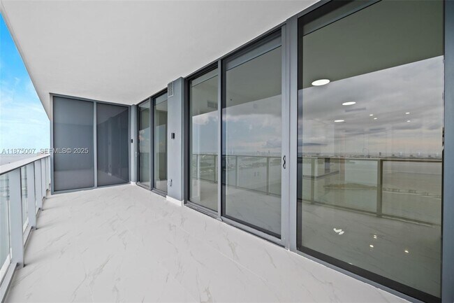 Building Photo - 700 NE 24th St