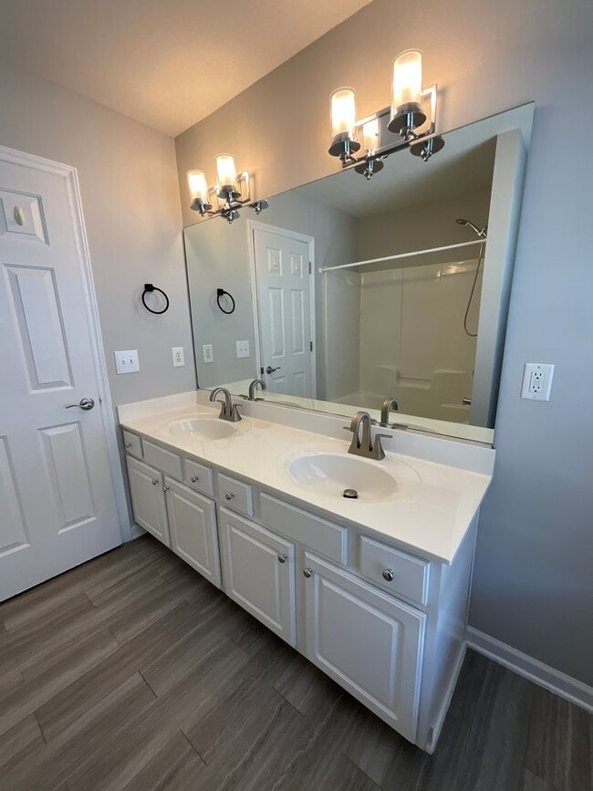 Building Photo - Half Off First Month's rent if you move in by July 31st, Spacious & Elegant 4 BR / 2.5 BA High Po...