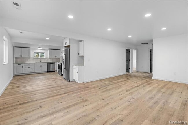 Building Photo - 1445 N Seymour Rd