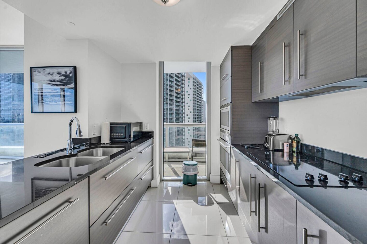 Building Photo - 485 Brickell Ave