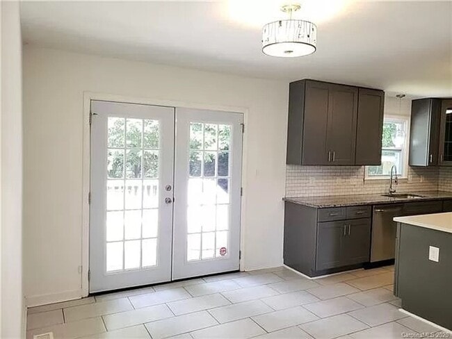 Building Photo - Beautiful 3 Bedroom single family home in ...