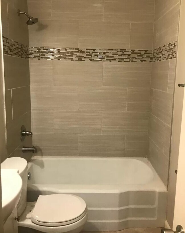 Building Photo - 3355 S Glenn Ave