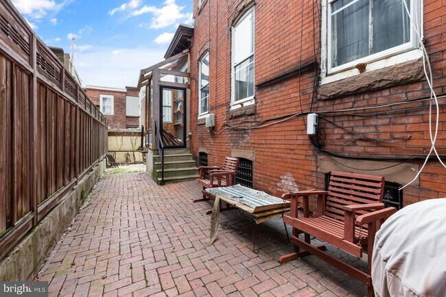 Building Photo - 2318 E York St