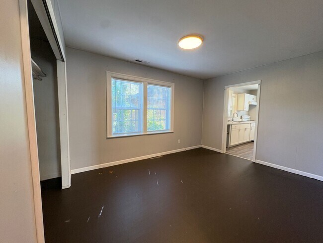 Building Photo - 2 Bedroom, 1 Bathroom House in High Point!