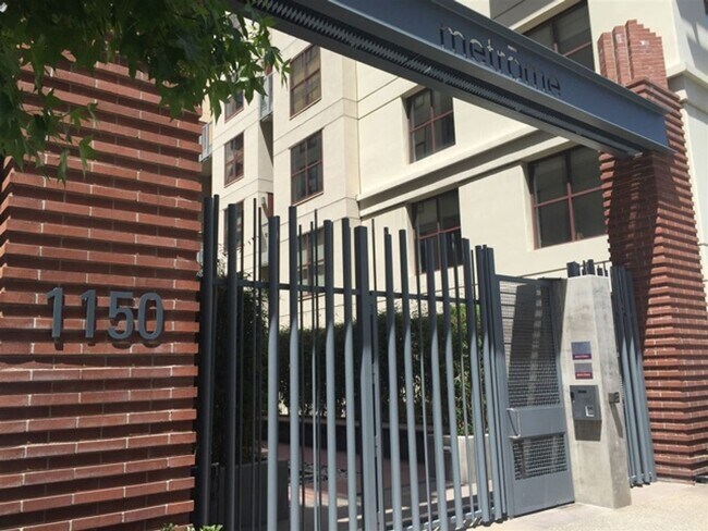 Building Photo - Upgraded 2BR/2BA Corner Unit in East Village – Close proximity to Petco Park w/ Parking & Amenities