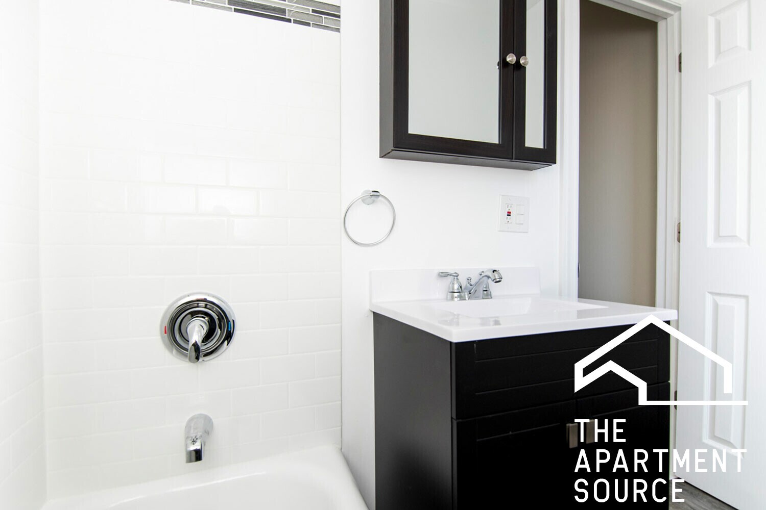 Building Photo - 648.5 W Roscoe St