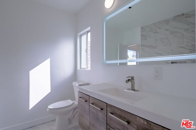 Building Photo - 823 S Detroit St