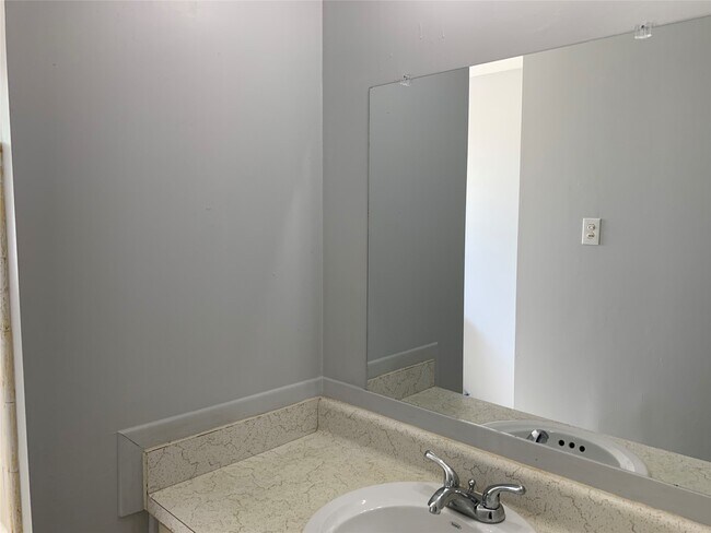 Building Photo - 11602 Roos Rd