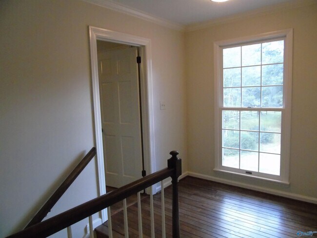 Building Photo - 3317 Lookout Dr SE